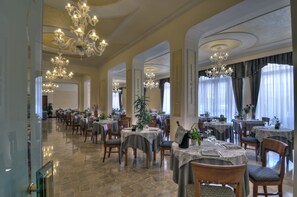 Breakfast, lunch, dinner served; Italian cuisine
