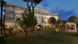 Un hotel con un cartel con el nombre 'BELSSOGGIORNO' en la parte superior.