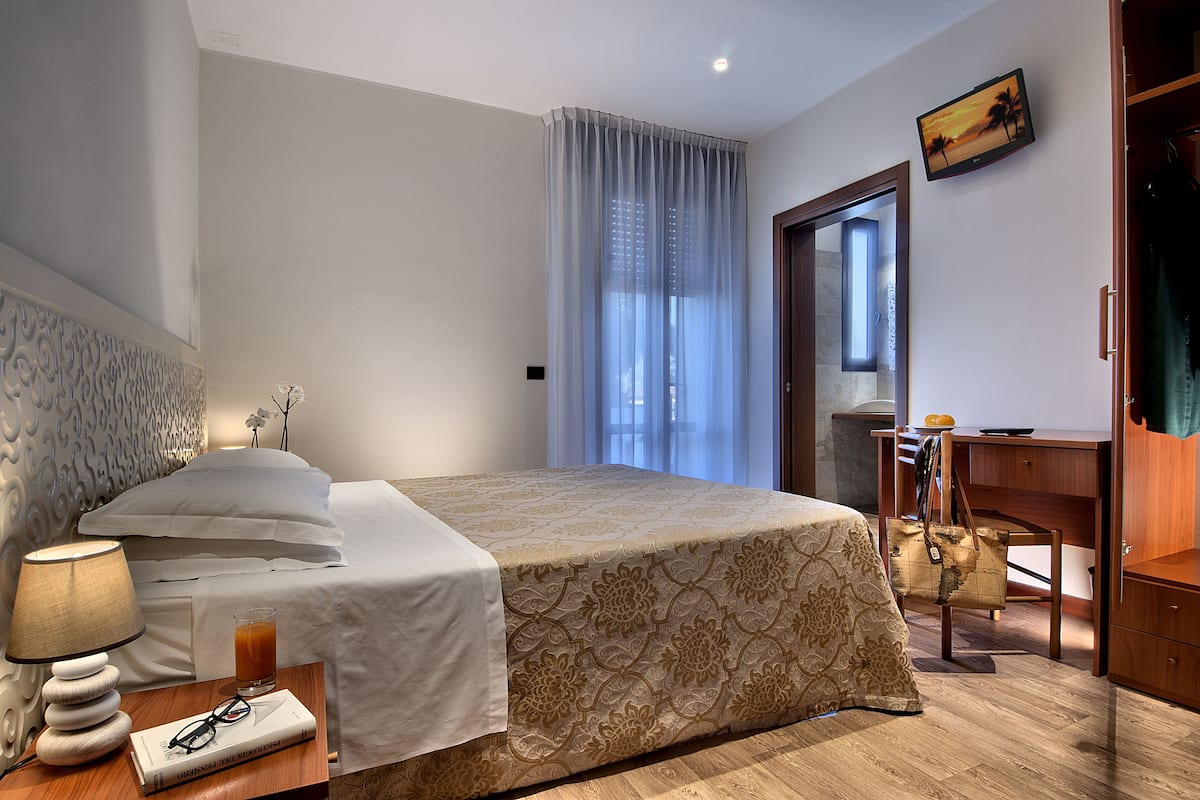 Kamar Double Klasik | Minibar, brankas, meja kerja, dan kedap suara