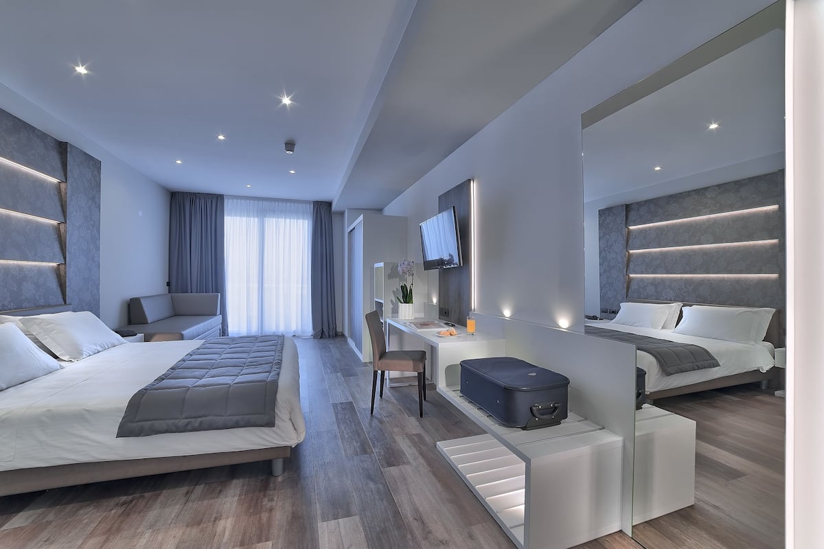 Minibar, caja de seguridad en la habitación y escritorio