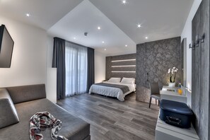 Junior tweepersoonskamer, 1 slaapkamer | Een minibar, een kluis op de kamer, een bureau, geluiddichte muren