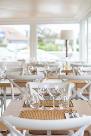 供应午餐和晚餐，法国菜，海景