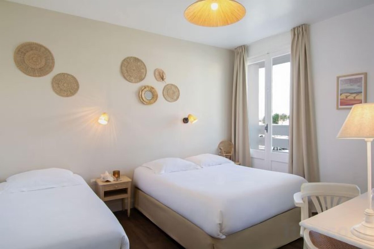 Desk, laptop workspace, WiFi (free), bed sheets