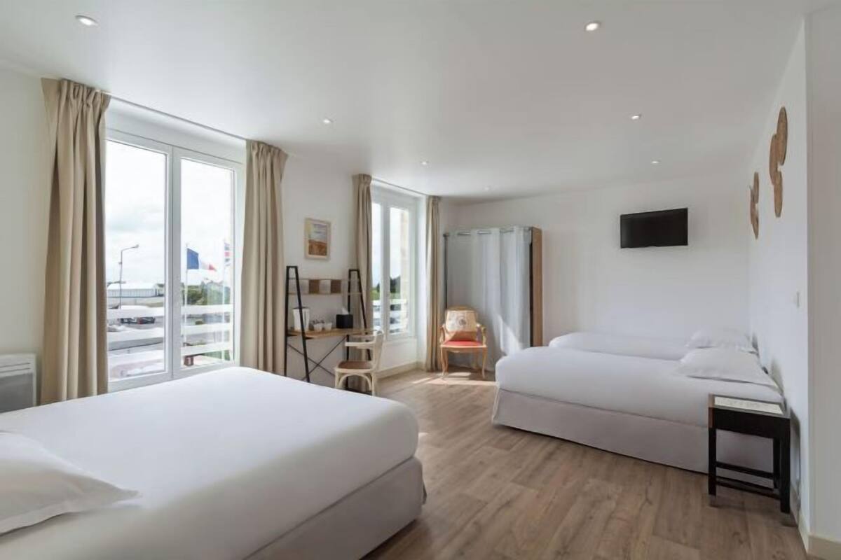 Desk, laptop workspace, free WiFi, bed sheets