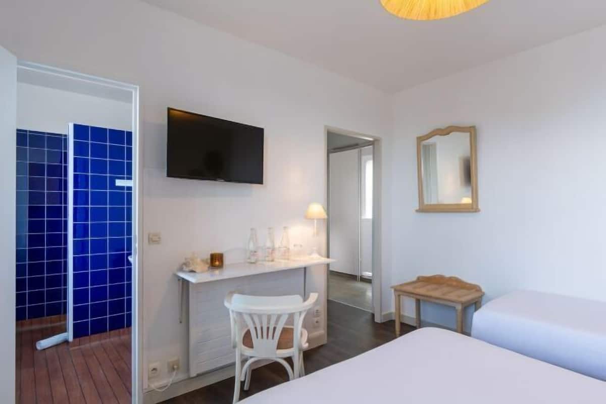 Escritorio, espacio para trabajar con laptop y wifi gratis