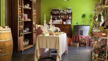 Daily continental breakfast (EUR 13.00 per person)