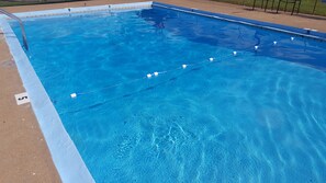 Seasonal outdoor pool - Early American Motel (Hardin)