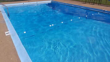 Una piscina al aire libre de temporada