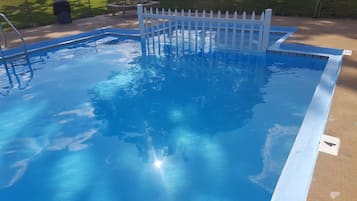 Una piscina al aire libre de temporada