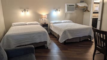 Escritorio, tabla de planchar con plancha y wifi gratis