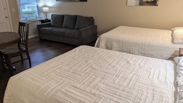 Premium Studio Suite | Desk, iron/ironing board, free WiFi