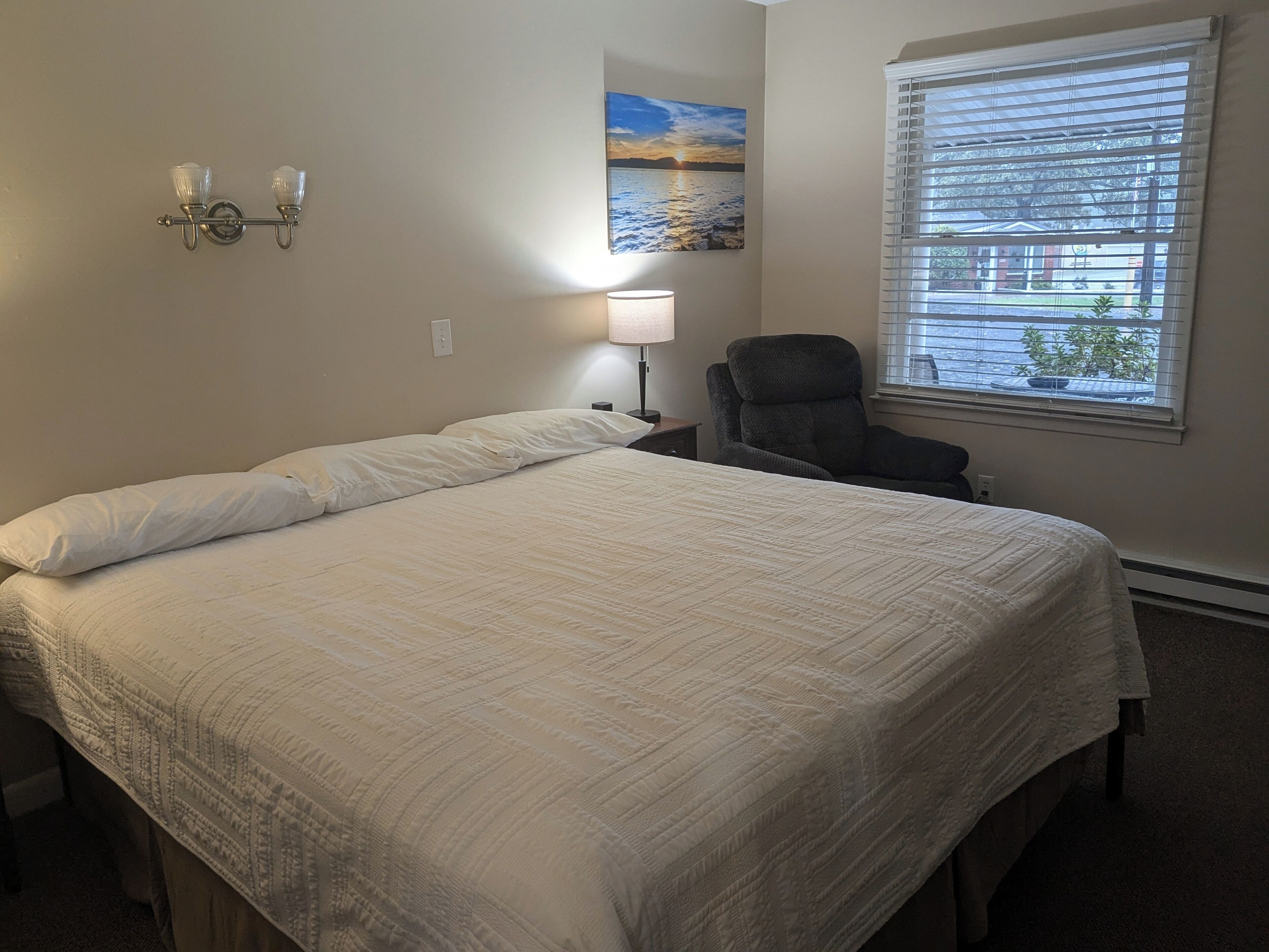 Deluxe Room, 1 King Bed | Desk, iron/ironing board, free WiFi