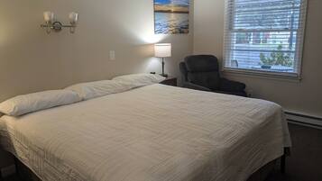 Deluxe Room, 1 King Bed | Desk, iron/ironing board, free WiFi