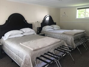 Room, 2 Queen Beds, Non Smoking, Refrigerator & Microwave | Desk, iron/ironing board, rollaway beds, free WiFi - Gallagher's Travels Bar Harbor Motel & Cabins (Bar Harbor)