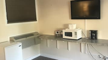 Room, 1 King Bed, Non Smoking, Refrigerator & Microwave | Desk, iron/ironing board, rollaway beds, free WiFi