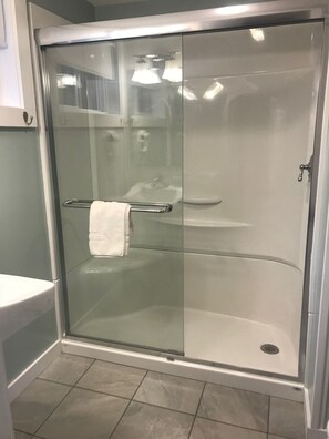 Room, 2 Queen Beds, Non Smoking, Refrigerator & Microwave | Bathroom | Shower, free toiletries, hair dryer, towels - Gallagher's Travels Bar Harbor Motel & Cabins (Bar Harbor)
