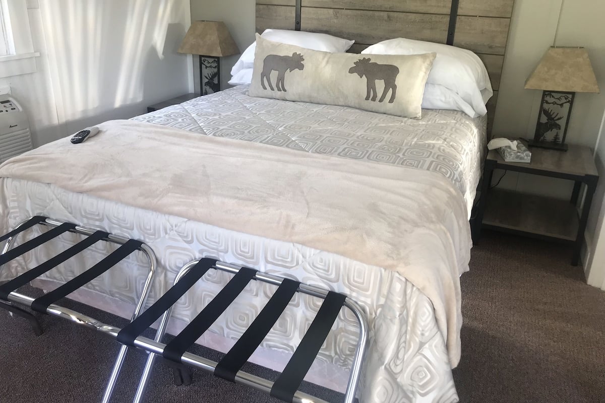 Economy-Ferienhütte, 1 Queen-Bett, Nichtraucher, Kühlschrank und Mikrowelle | Schreibtisch, Bügeleisen/Bügelbrett, Zustellbetten, kostenloses WLAN