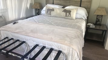 Economy Cabin, 1 Queen Bed, Non Smoking, Refrigerator & Microwave | Desk, iron/ironing board, rollaway beds, free WiFi