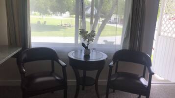 Chambre, 1 trÚs grand lit, non-fumeurs, réfrigérateur et four à micro-ondes | Bureau, fer et planche à repasser, lits pliants/supplémentaires