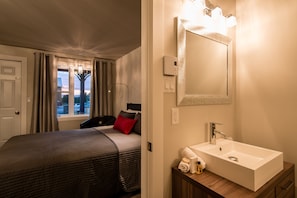 Quarto standard, 1 cama Queen | Roupas de cama premium, escrivaninha, quartos à prova de som