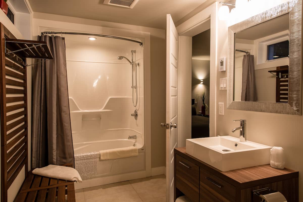 family room, 2 queen beds | bathroom | combined shower/bathtub, hydromassage showerhead, hair dryer, towels