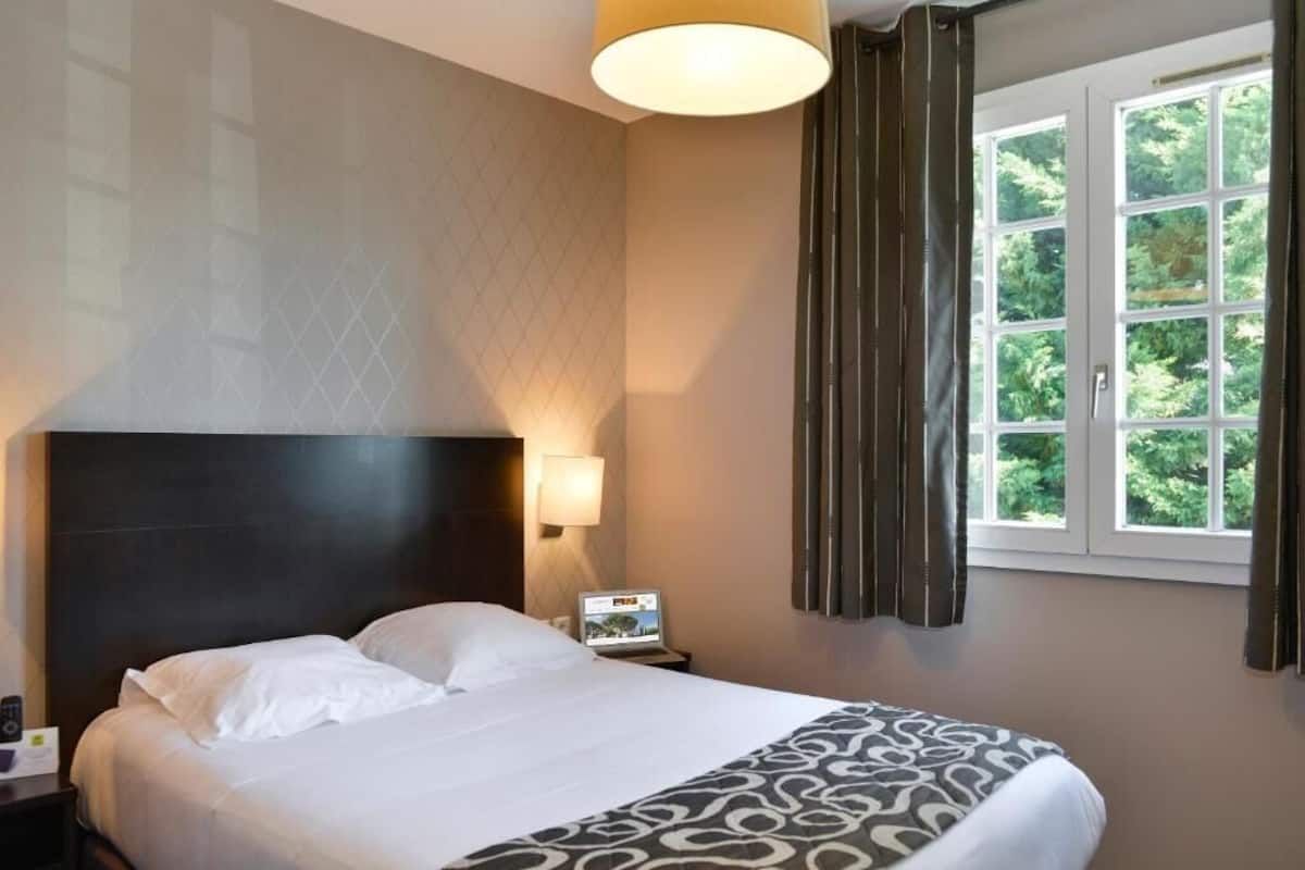 Standard Room | In-room safe, desk, blackout curtains, soundproofing