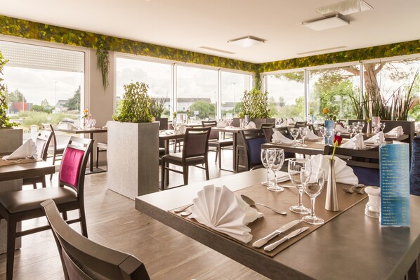 供應午餐及晚餐;法國菜