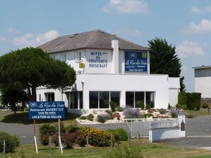 Vista frontal de la propiedad