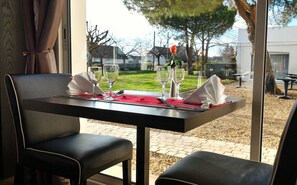 Dîner et souper servis sur place, cuisine française