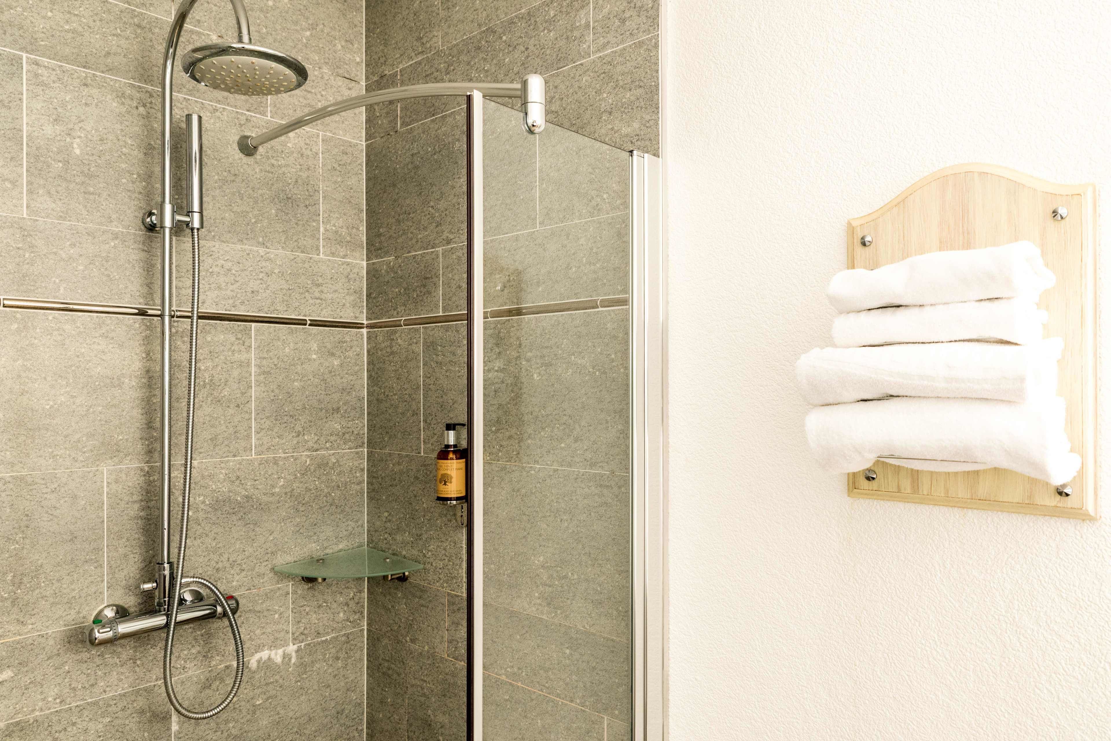 classic triple room | bathroom amenities | hair dryer, towels