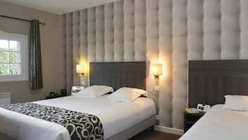 Classic Triple Room | In-room safe, desk, blackout drapes, soundproofing