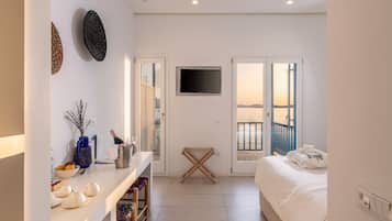 Suite, vistas al mar | Ropa de cama de alta calidad, minibar, caja fuerte y escritorio