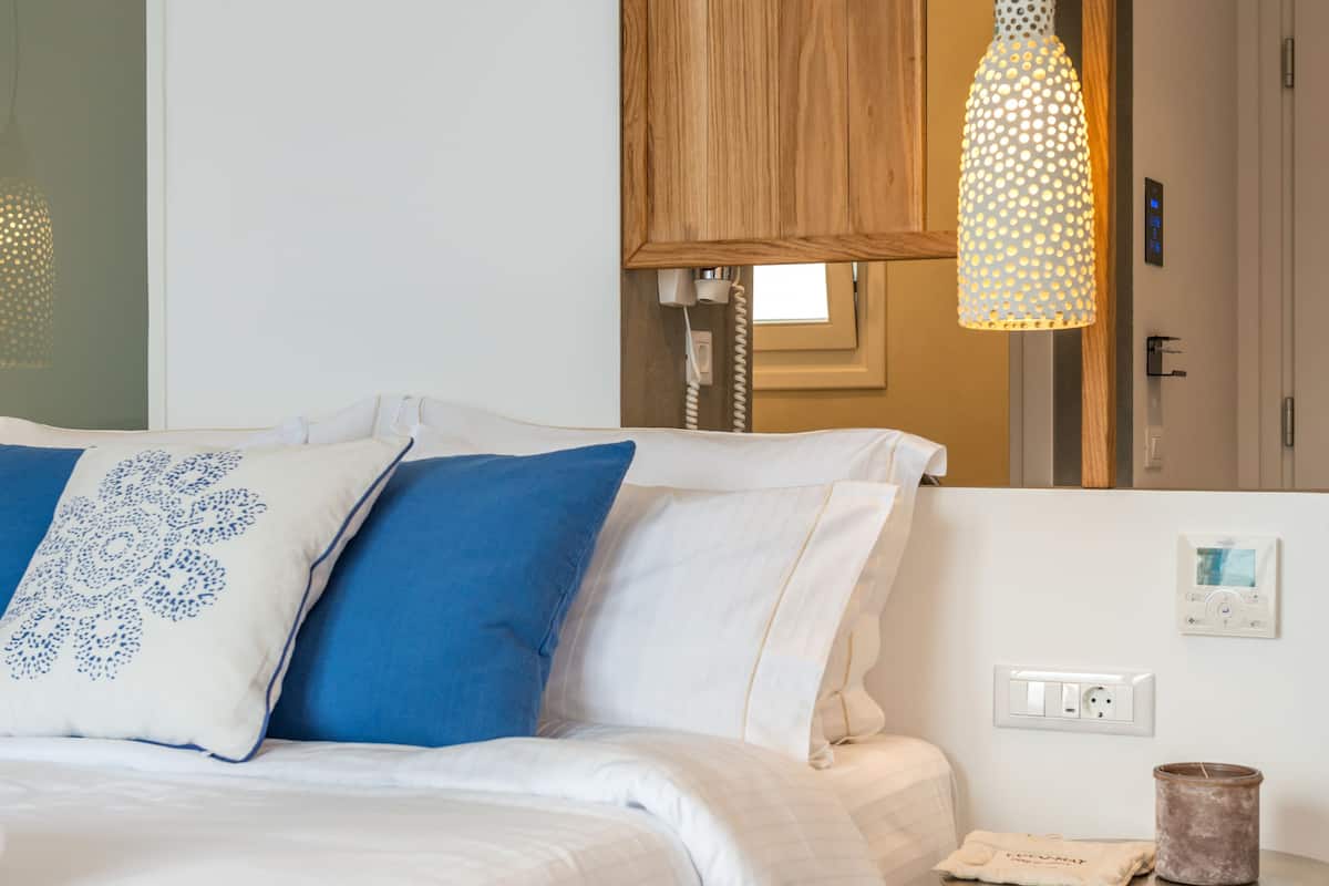 deluxe suite, sea view | premium bedding, minibar, in-room safe, desk