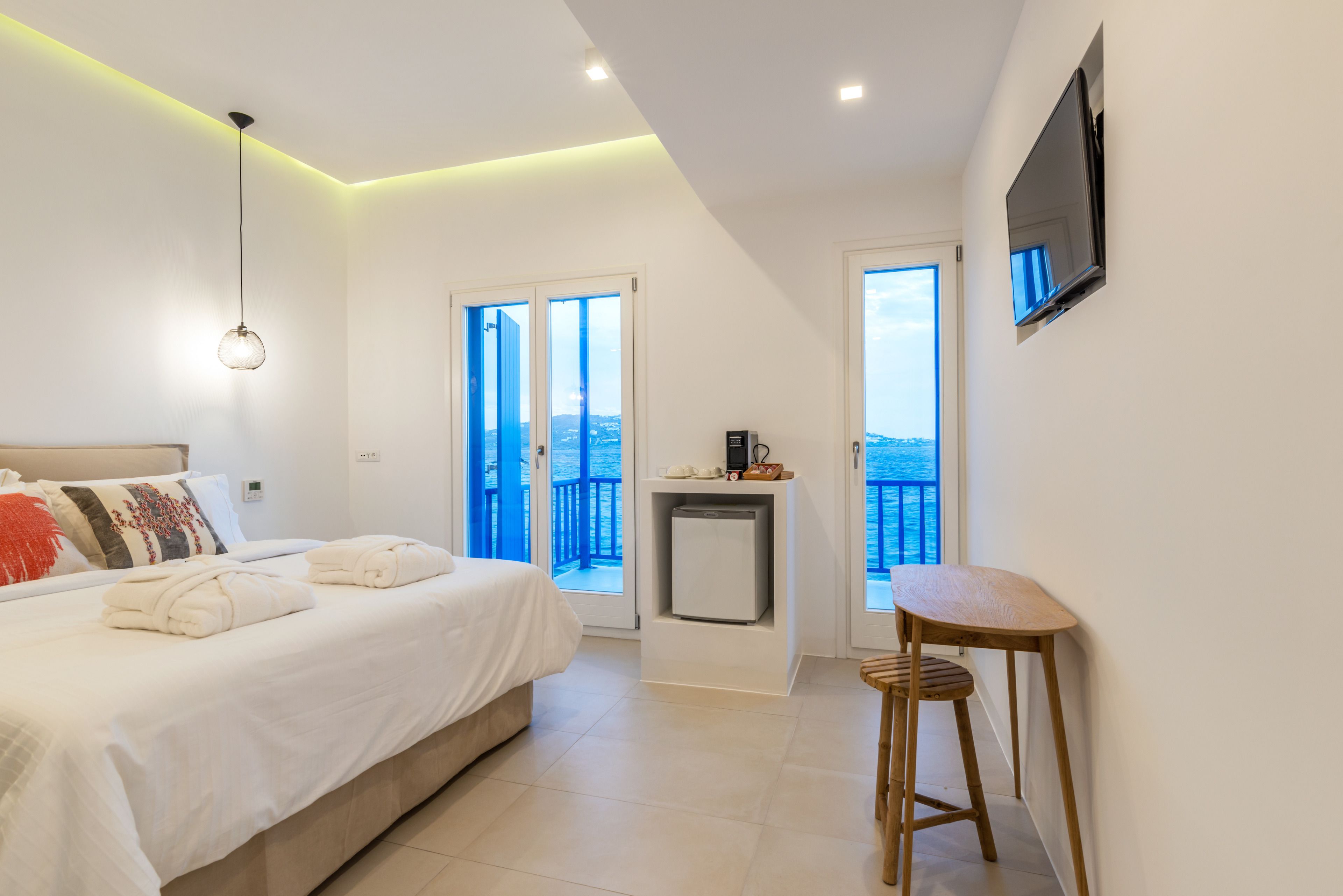 suite, sea view | premium bedding, minibar, in-room safe, desk