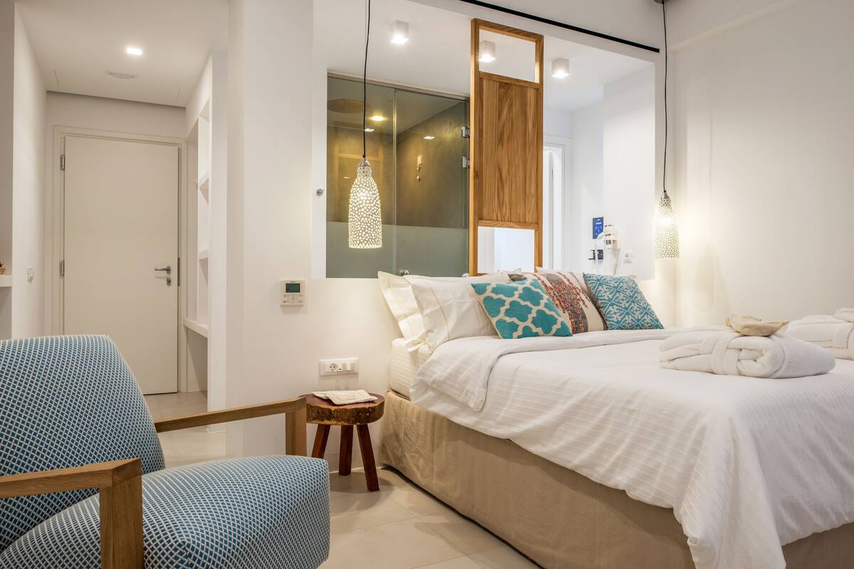 honeymoon suite, sea view | premium bedding, minibar, in-room safe, desk