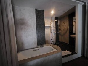 Deluxe Room | Bilik Mandi | Pancuran mandi, kelengkapan dandanan diri percuma, tuala disediakan 