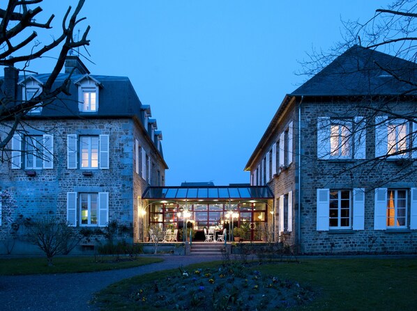 Front of property – evening/night - Logis Auberge de la Sélune (Ducey-les-Chéris)