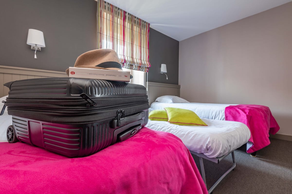 Habitación triple superior | Ropa de cama de alta calidad y escritorio