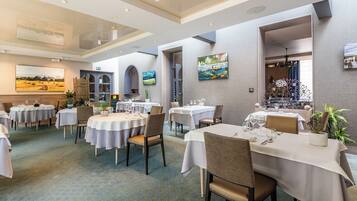 Déjeuner et dßner servis sur place, spécialités Cuisine française