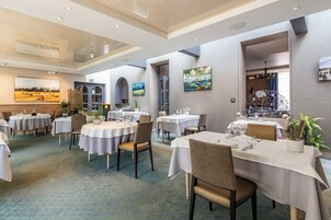 Lunch and dinner served, French cuisine