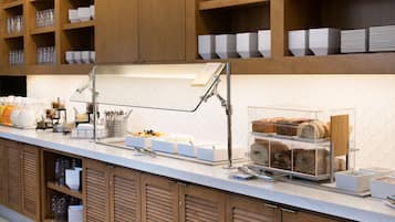 Café da manhã com buffet grátis todos os dias