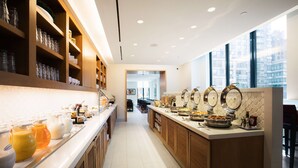 Una cocina moderna con una encimera amplia, cristalería y vistas a la ciudad.