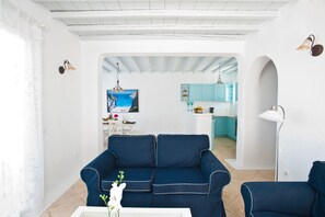 Villa, 3 slaapkamers, uitzicht op zee | Woonruimte | Een 24-inch flatscreentelevisie met satellietzenders en televisie