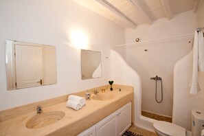 Villa, 3 chambres, vue mer | Salle de bain | Douche, articles de toilette gratuits, serviettes fournies