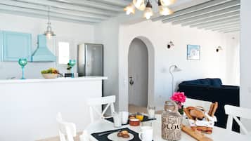 Villa, 3 Bedrooms, Sea View | Makan dalam bilik