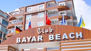 En hotelindgang med et skilt, der viser "Club BAYAR BEACH".