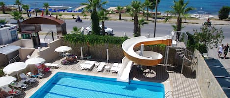 2 piscines extérieures, parasols, chaises longues