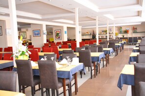 Breakfast, lunch, dinner served; international cuisine 