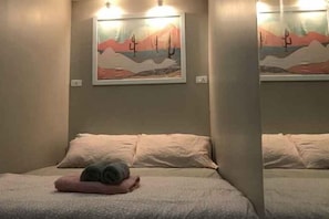 In-room safe, iron/ironing board, free WiFi - Kamin Bird Hostel (Bangkok)