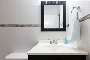 Superior appartement, 1 slaapkamer, keuken, op Executive verdieping | Badkamer | Een bad/douchecombinatie, gratis toiletartikelen, een haardroger